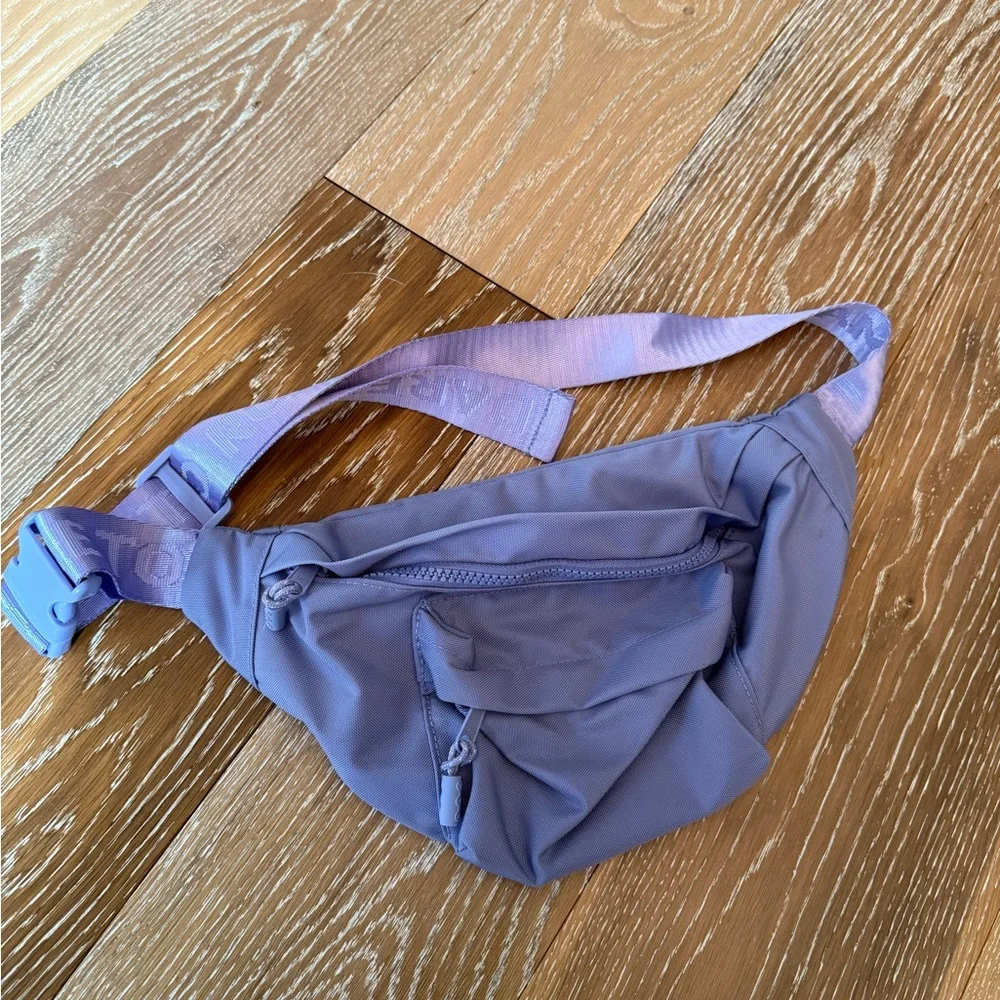 Dare to Roam Outrider Belt Bag
NEW Phantom Purple Ciara DTR
Fanny Pack NWOT - Picture 6 of 7